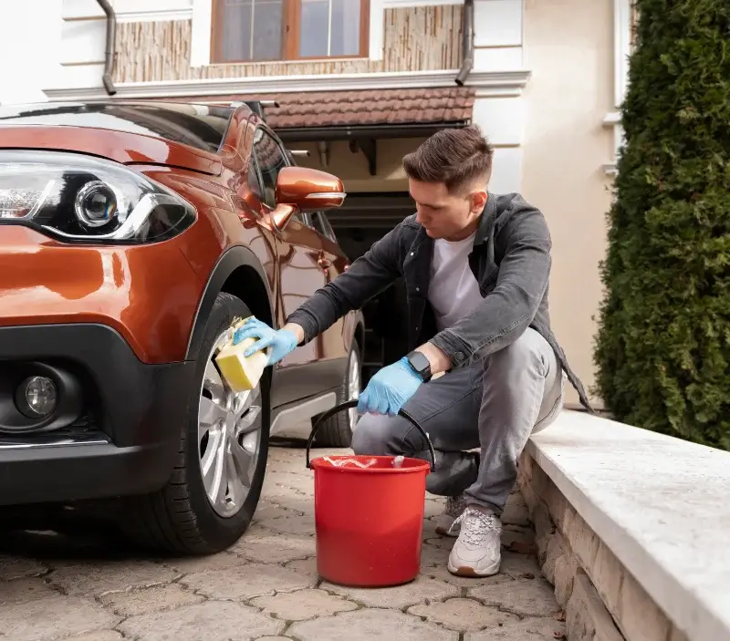 Lavage auto à domicile Saint-Louis-de-Montferrand : professionnel intervenant sur un véhicule